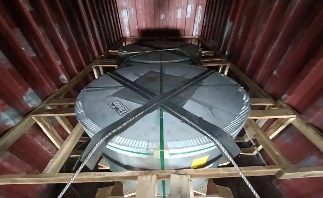 Tôn cuộn được chèn lót và lashing trong container