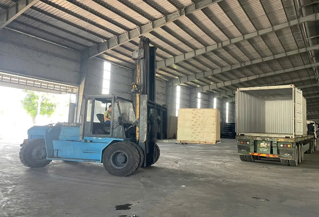 Đóng hàng thiết bị vào container