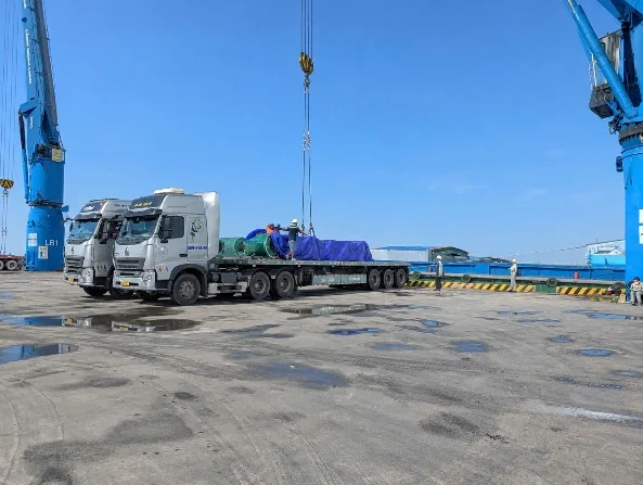 Xếp dỡ hàng hóa tại khu vực cảng